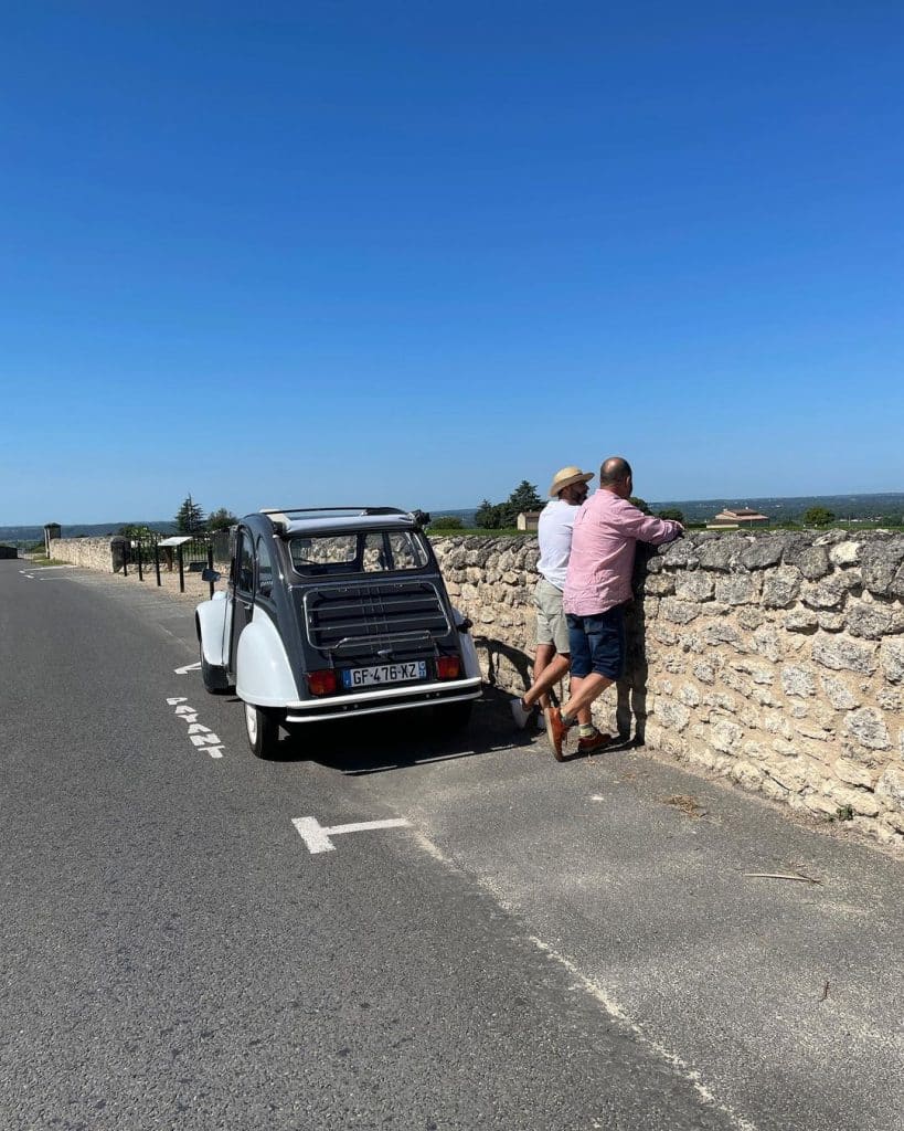 Vue sur les vignobles de Saint-Émilion lors d’une visite en 2CV à Bordeaux